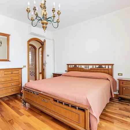 Golden Luxe - Grand With Exlusive Garden Camaiore